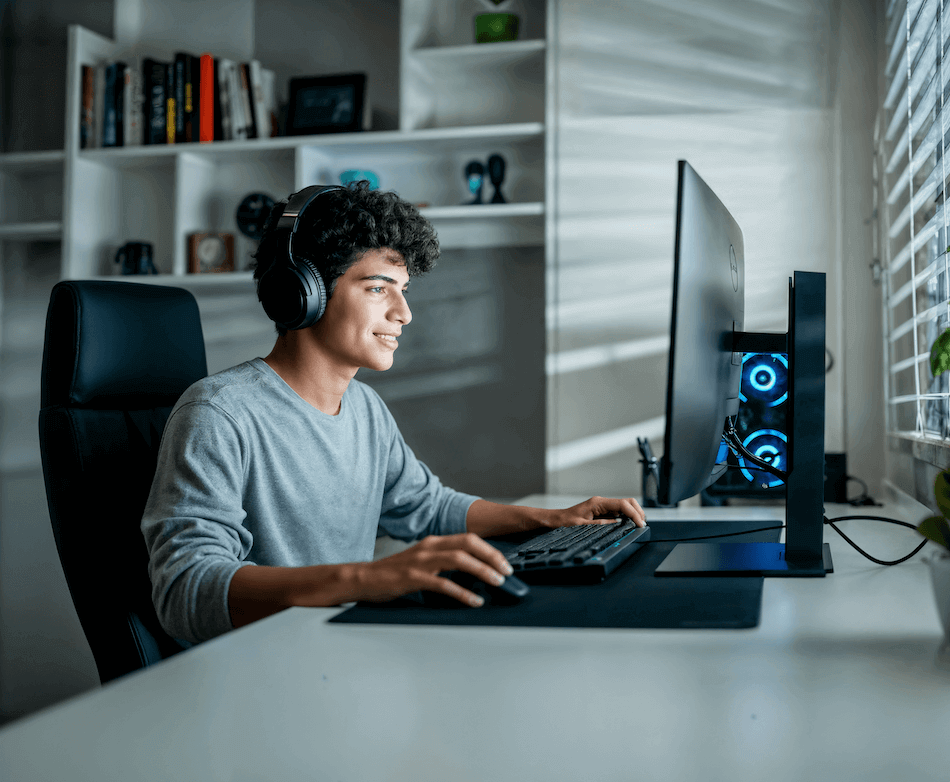 Adolescente usando o computador